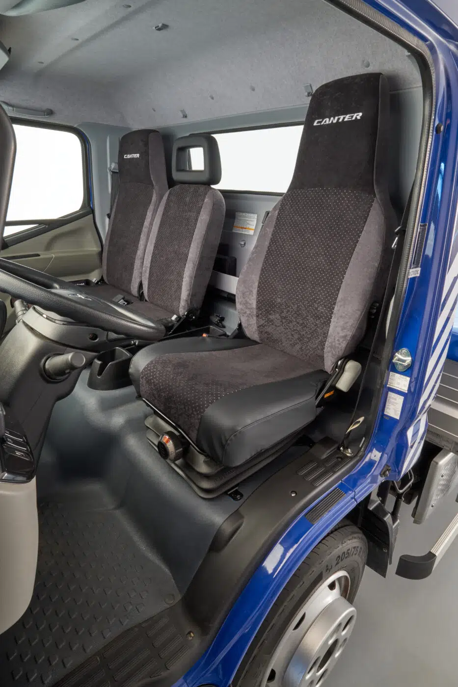 A cobertura de assento FUSO oferece uma protecção perfeita do interior contra o desgaste e a sujidade. Prolonga a vida dos assentos e contribui para a retenção do valor do seu Canter com a sua aparência de alta qualidade. A nova variante 