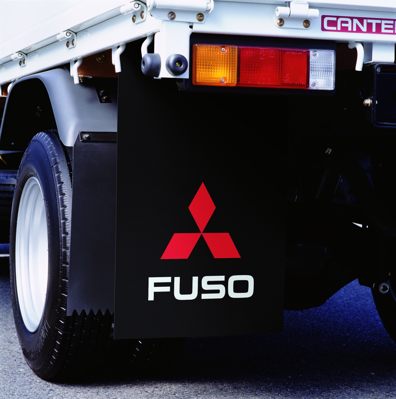 Os deflectores de sujidade FUSO protegem o veículo, os passageiros, outros veículos e as pessoas contra lama e sujidade levantada pelos pneus.