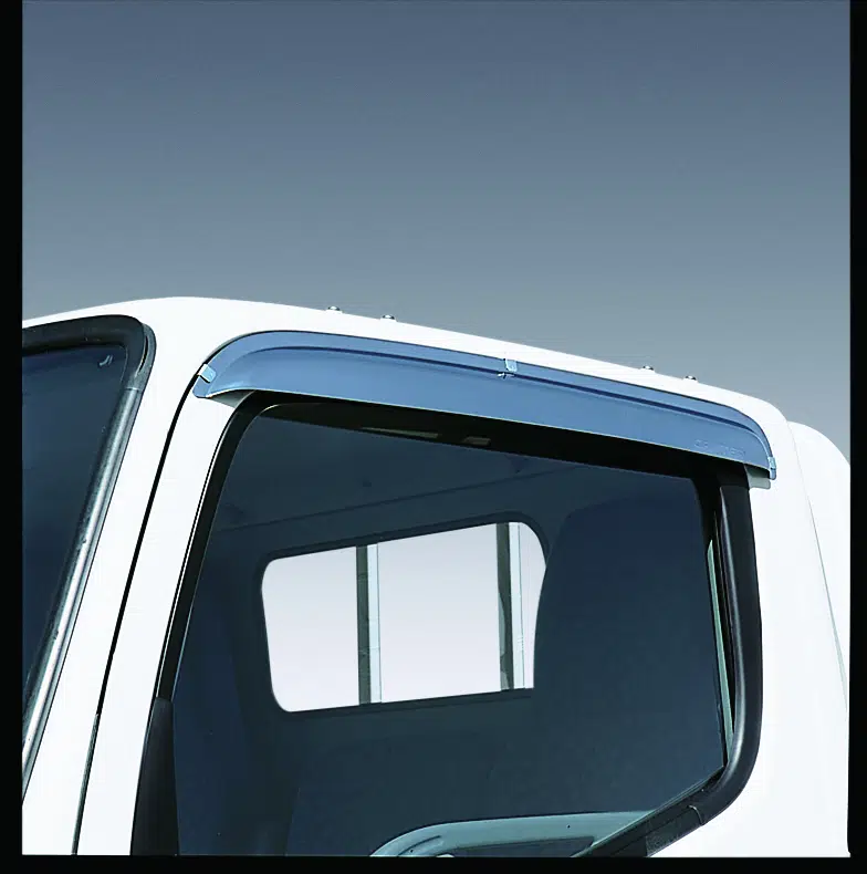 O deflector de vento FUSO permite uma condução sem correntes de ar, mesmo com a janela aberta.