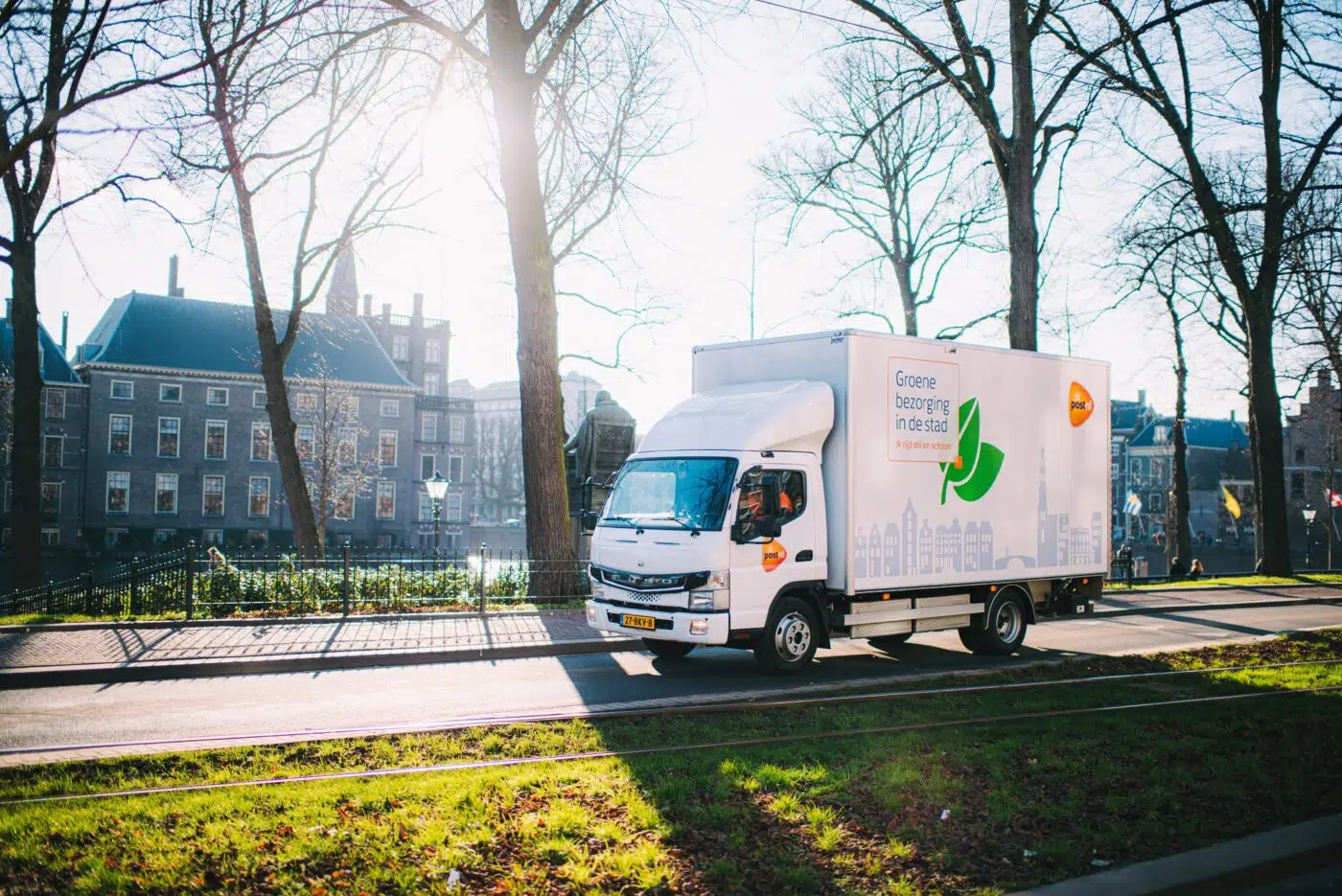 Com o seu FUSO eCanter totalmente eléctrico, PostNL está a realizar a versão ideal de transporte de distribuição no interior da cidade - localmente livre de emissões e silenciosa.