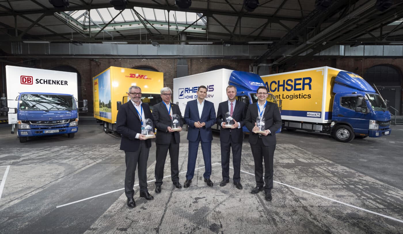 O primeiro FUSO eCanter puramente eléctrico de produção em série a atingir as estradas da Europa está agora a ser utilizado pelos gigantes da logística DHL, DB Schenker, Rhenus e Dachser.