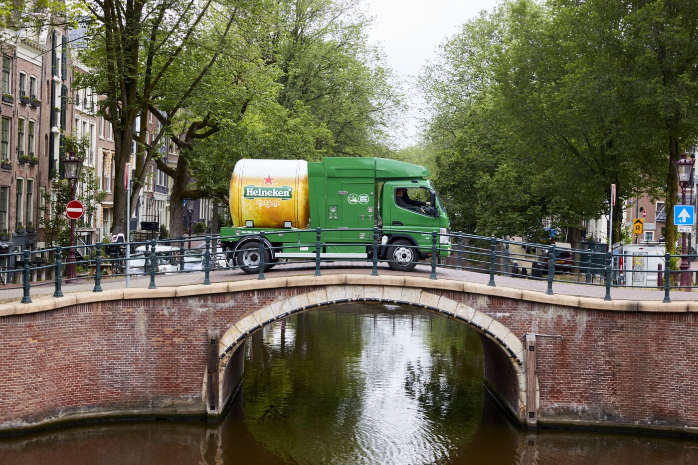 Um FUSO eCanter totalmente eléctrico com uma caixa especial em formato cisterna entrega cerveja Heineken em Amesterdão, sem emissões e silenciosamente.