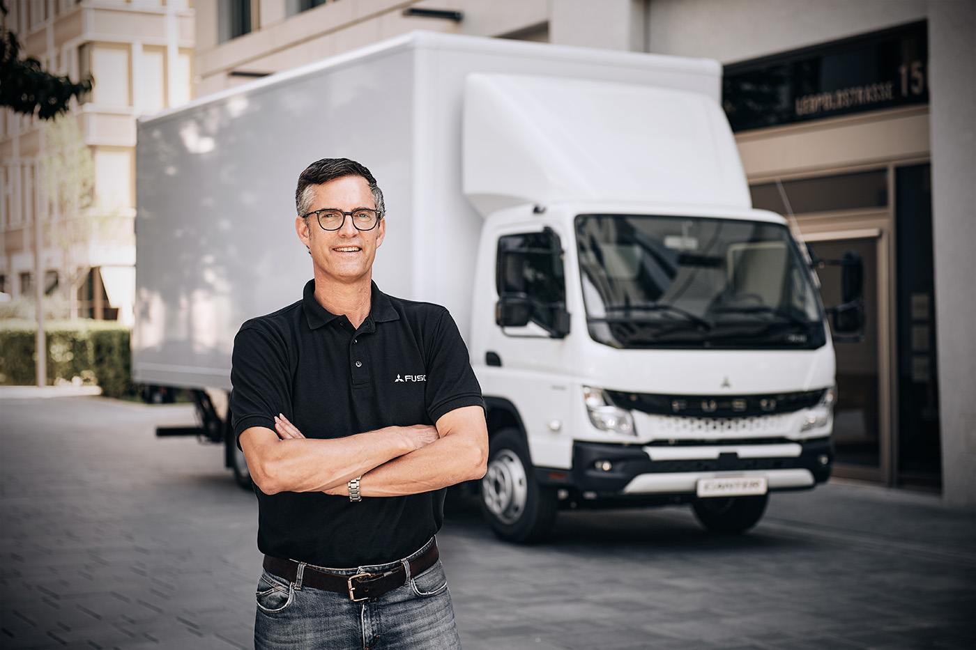 Com FUSO Europe, a marca e o Canter conseguiram uma nova organização de vendas na Alemanha há cerca de 20 anos como parte da Daimler Trucks. Erk Roennefarth, agora Chefe de Marketing & Gestão de Produtos Europa, tem estado na empresa desde então - e sabe uma ou duas coisas sobre exotismo, trabalho pioneiro e amor ao Canter.