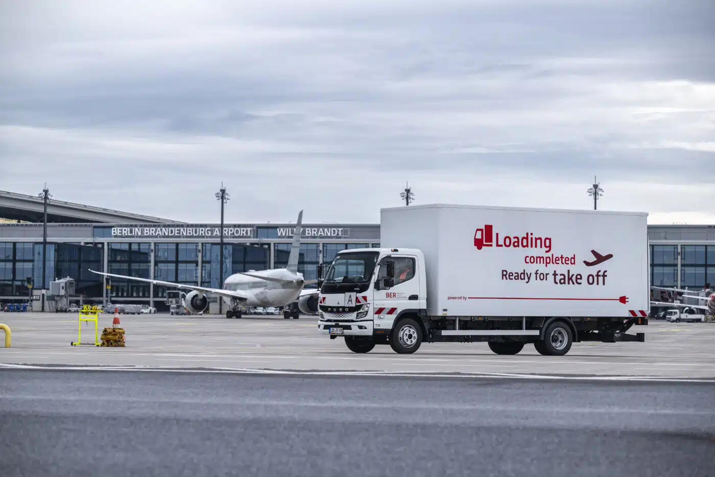 Há um ano e meio que a Flughafen Berlin Brandenburg GmbH aposta na eletromobilidade no quadro da sua estratégia de sustentabilidade para o processamento da sua logística interna de resíduos e eliminação - como se pode ver, é exatamente o trabalho certo para a FUSO eCanter 7C18e.